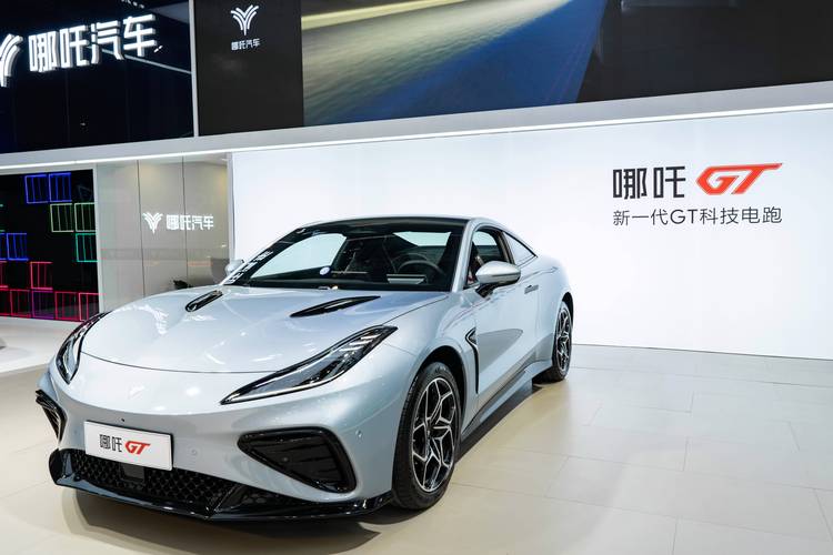 东莞40哪吒汽车在智能汽车领域的表现，领途汽车在新能源汽车市场中的影响力